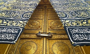 الصورة من باب الكعبة ، ذهبية منقوش عليها الآيات القرآنية والزخارف.